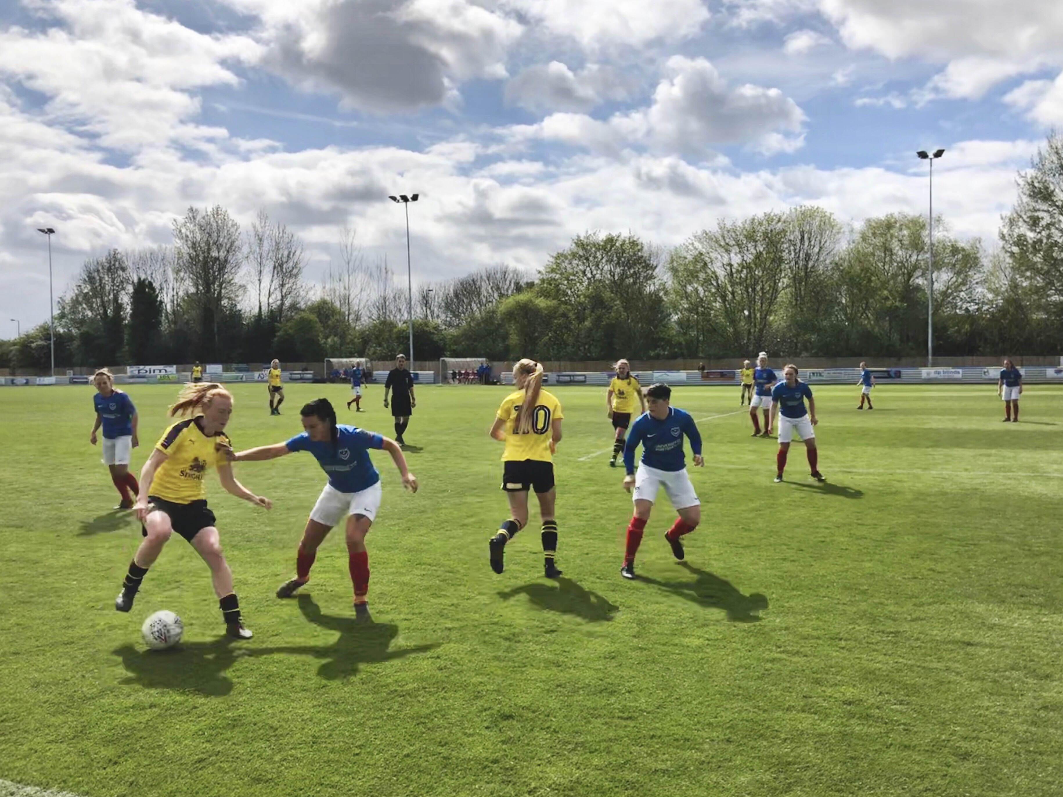 Oxford United attack against Portsmouth. Photo from @_Chubarker